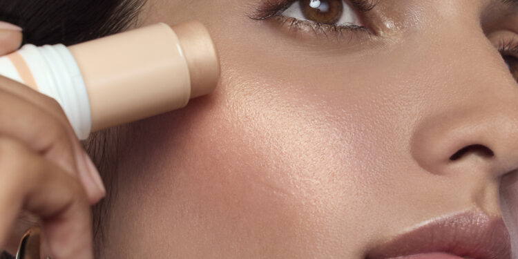 Bobbi Brown’dan yeni Skin Enhancer Allık, Bronzlaştırıcı & Aydınlatıcı Multi-Stick ile çok yönlü ışıltı.