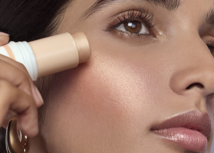 Bobbi Brown’dan yeni Skin Enhancer Allık, Bronzlaştırıcı & Aydınlatıcı Multi-Stick ile çok yönlü ışıltı.