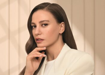 Serenay Sarıkaya, L’Oréal Paris True Match’in yeni kampanyası için kamera karşısında.