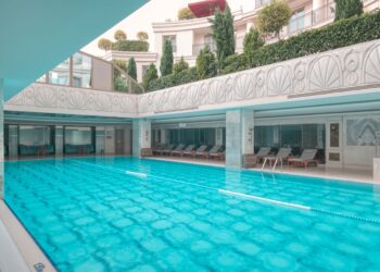 CVK Park Bosphorus Hotel’de havuz keyfi.