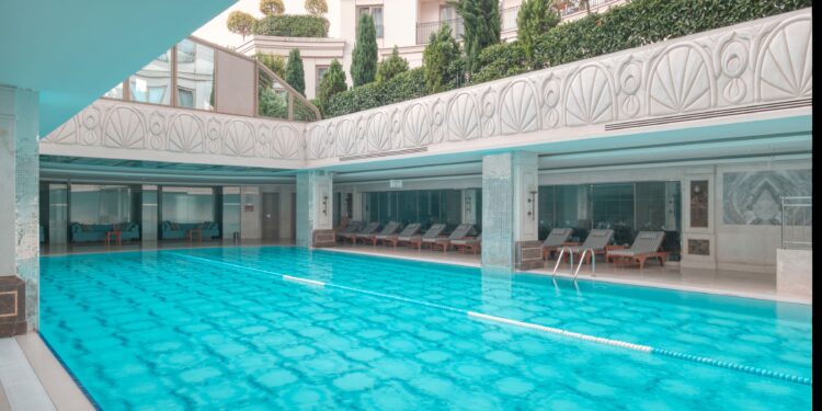 CVK Park Bosphorus Hotel’de havuz keyfi.