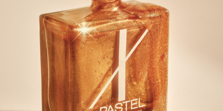 Çantadan çıkmayanlar: Pastel X Arzu Sabancı Koleksiyonundan yaza ışıltı getiren seri.