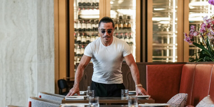 Saltbae, yeni restoranını Emaar Square Mall’da açıyor.