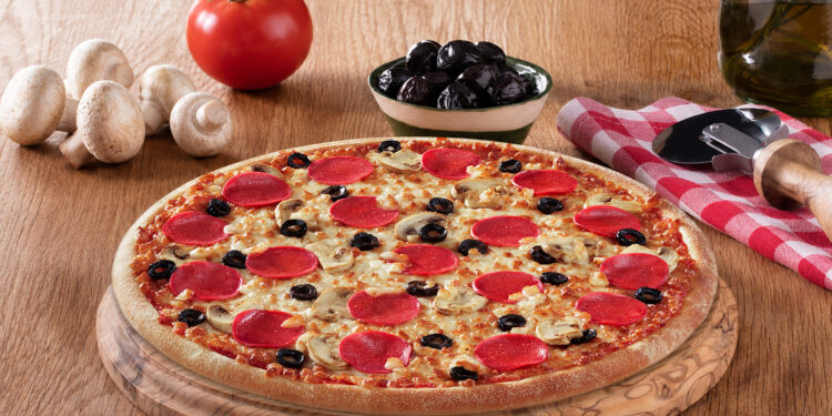 PizzaLazza’dan klasik pizza severlere doyurucu bir seçenek; Doyuran Üçlü Pizza.
