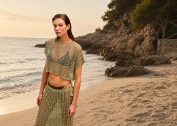 KNITSS Yaz’26 Beachwear Koleksiyonu: transparan örgüler, ışıltılı dokular ve yazın en hafif hali.