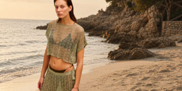 KNITSS Yaz’26 Beachwear Koleksiyonu: transparan örgüler, ışıltılı dokular ve yazın en hafif hali.