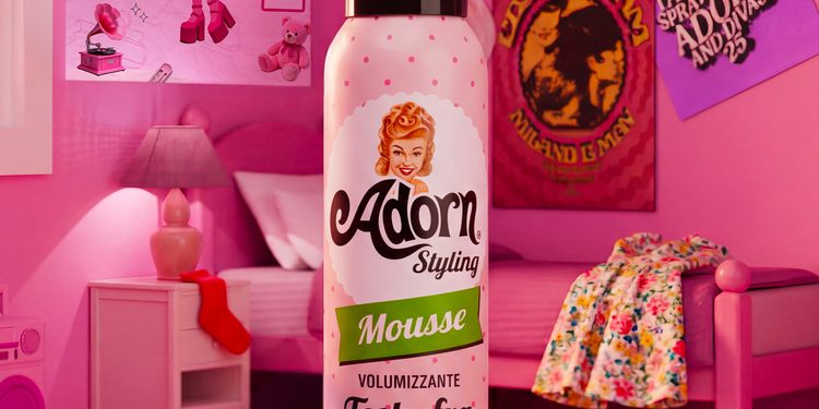 Adorn ile saç stilinde vintage ruh, modern dokunuş.
