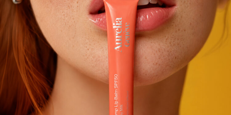 Aurelia Genève Glossy Plump Lip Balm SPF50 ile yaz boyu parlak ve dolgun dudaklar.