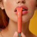 Aurelia Genève Glossy Plump Lip Balm SPF50 ile yaz boyu parlak ve dolgun dudaklar.