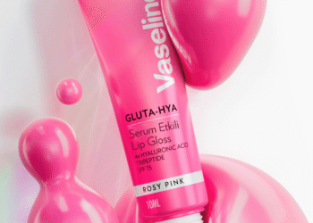 Vaseline® Gluta-Hya’dan dudak bakımına ışıltılı hamle: Gluta-Hya Lip Gloss’la tamamsın gloss kızı.