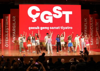 Çocuklar ve gençler sanatla büyüyor.