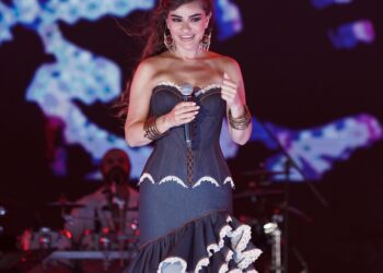 Derya Bedavacı duygulandırdı, Özcan Deniz coşturdu.