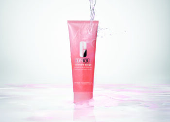 Clinique Moisture Surge™ Köpüren Arındırıcı Peeling ile temizliğin ardından gelen ışıltı.