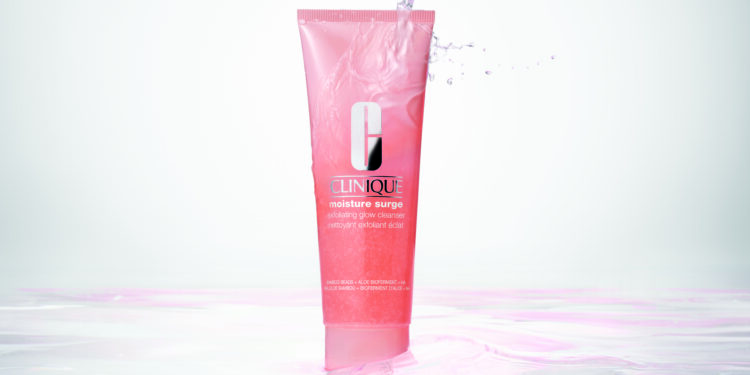 Clinique Moisture Surge™ Köpüren Arındırıcı Peeling ile temizliğin ardından gelen ışıltı.