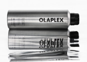 Olaplex, Shape Set Saç Spreyi ile performans odaklı şekillendirmenin kurallarını yeniden yazıyor.Olaplex, Shape Set Saç Spreyi ile performans odaklı şekillendirmenin kurallarını yeniden yazıyor.