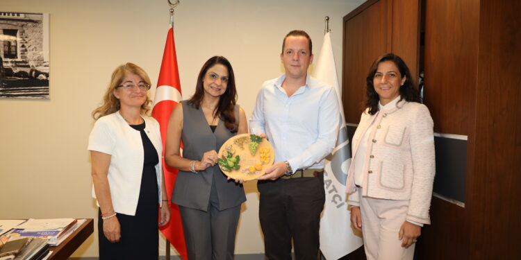 Türk kuru meyve sektöründen Hindistan’a ticaret atağı.