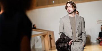 M&S, 100 yıllık moda yolculuğunu London Fashion Week sahnesine taşıdı.