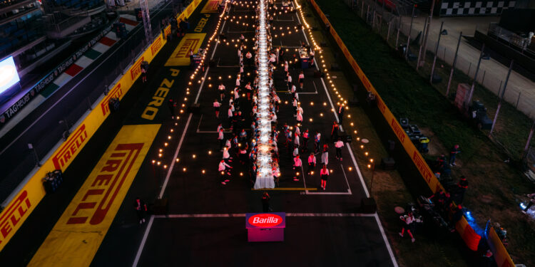 Barilla, Formula 1 dünyasını Monza’da 100 metrelik sofrada buluşturdu.