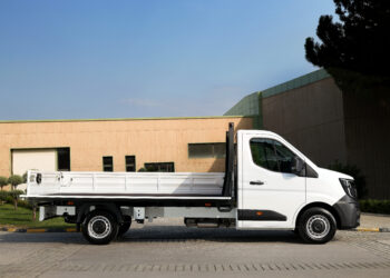 Renault Master’dan güçlü dönüş: yenilenen minibüs ve açık kasa kamyonet seçeneği ile profesyonellere yeni nesil çözümler.