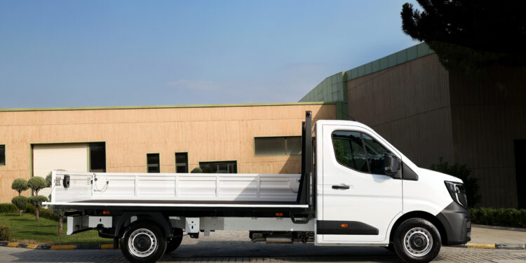 Renault Master’dan güçlü dönüş: yenilenen minibüs ve açık kasa kamyonet seçeneği ile profesyonellere yeni nesil çözümler.